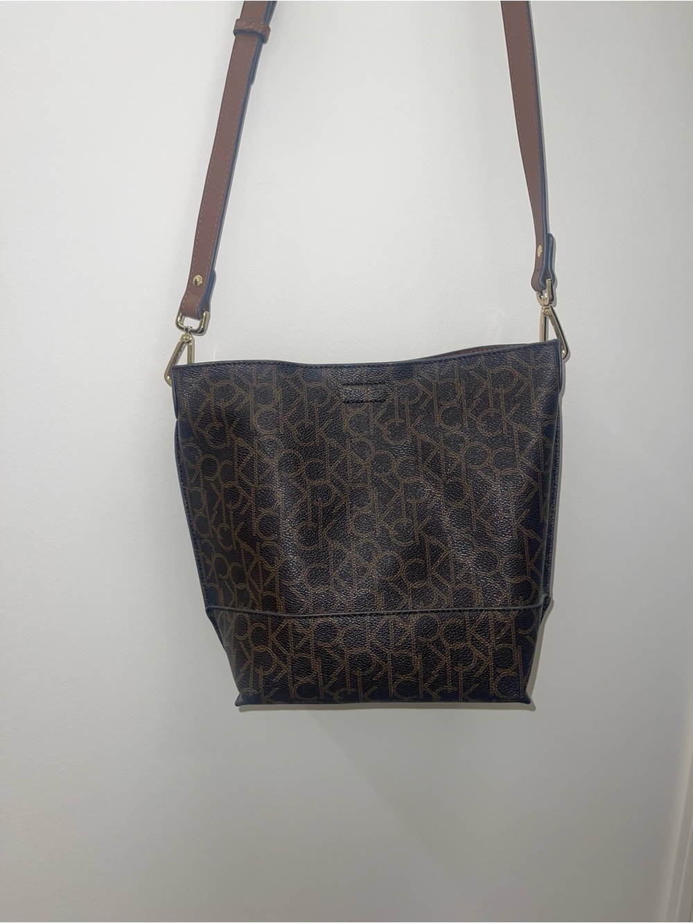 🤎 Stylish Calvin Klein Bucket Bag! 🤎